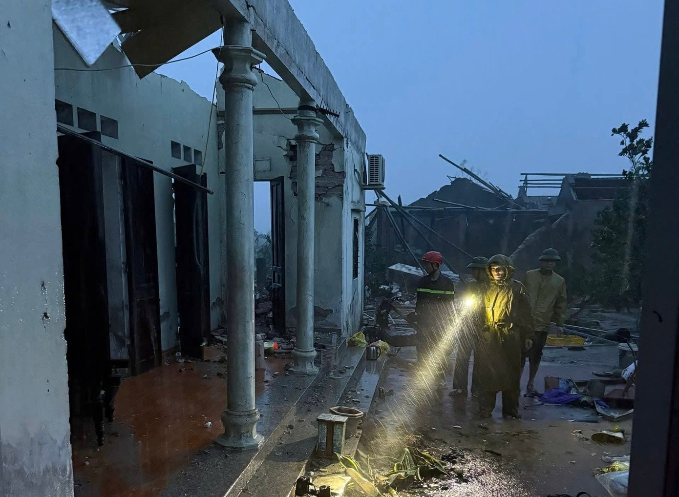 Cứu nhiều người mắc kẹt trong bão Bualoi ở Thanh Hóa - 4