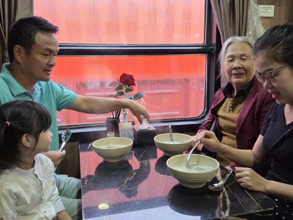 Một gia đình đi tàu được phục vụ suất ăn sáng. Ảnh:&nbsp;ĐSVN