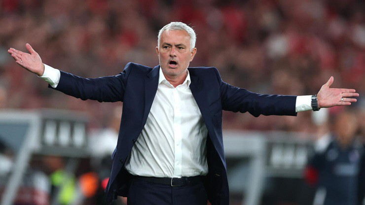 HLV Mourinho sẽ có dịp trở lại "mái nhà xưa"