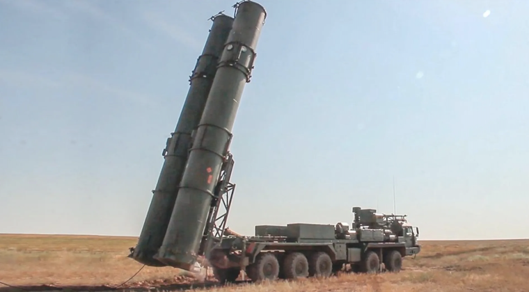 Xe phóng tên lửa phòng không S-500 của Nga. Ảnh: Military Watch.