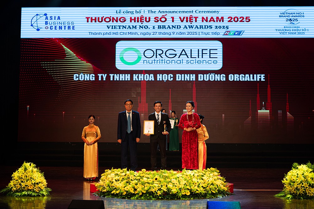 Ông Nguyễn Nhất Phi - Đại diện Orgalife, vinh dự nhận giải Hạng Vàng Thương Hiệu Số 1 Việt Nam 2025