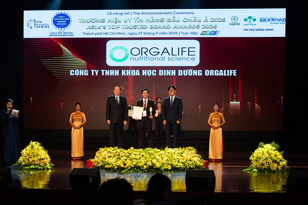 Ông Nguyễn Nhất Phi - Phó Tổng Giám đốc Orgalife, đại diện công ty đón nhận giải thưởng Top 10 Thương Hiệu Uy Tín Hàng Đầu Châu Á 2025
