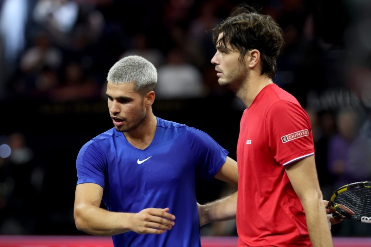 Alcaraz (bên trái) mới thua Fritz (bên phải) tại Laver Cup 2025