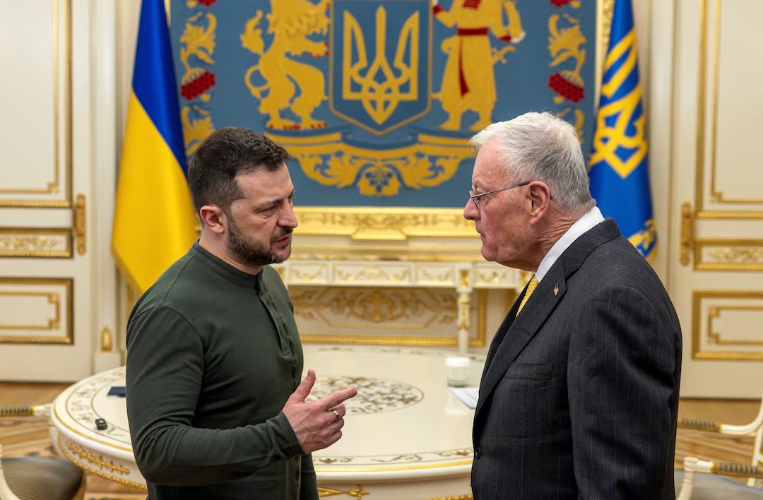 Ông Keith Kellogg trong một cuộc gặp với Tổng thống Ukraine Zelensky (ảnh: Reuters)