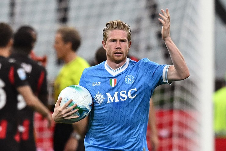 De Bruyne bị HLV Conte nắn gân