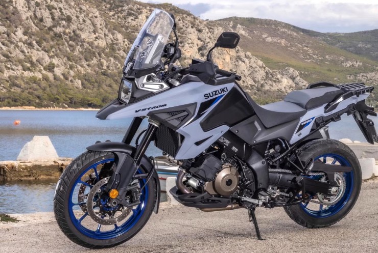 1. Suzuki V-Strom 1050 là minh chứng cho việc Suzuki đặt yếu tố chức năng lên hàng đầu, với thiết kế ADV không nổi bật nhưng chứa bên trong là khối động cơ V-Twin 1037cc mạnh mẽ, cho công suất 106 mã lực, vốn bắt nguồn từ xe đua superbike những năm 90. Trải qua hơn hai thập kỷ phát triển, động cơ này đã trở nên bền bỉ và đáng tin cậy.