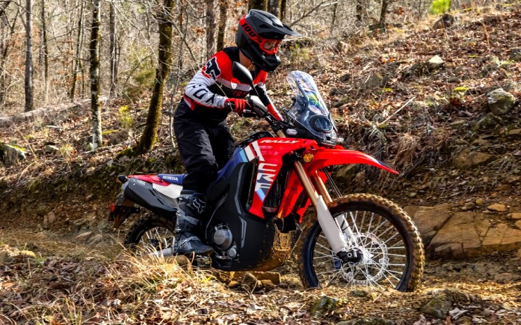 10. Honda CRF300L Rally là dòng xe đơn xy-lanh dung tích nhỏ thường không nổi tiếng về quãng đường đi được, nhưng lại rất được ưa chuộng trong cộng đồng xe địa hình. Dù không nhanh hay thoải mái nhất, xe bền bỉ vượt mọi địa hình và bạn sẽ phải dừng trước khi xe hết sức.