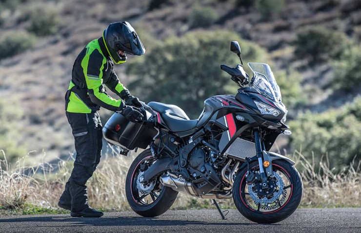 5. Kawasaki Versys 650 LT ABS thường bị gọi là "nhàm chán", nhưng thực chất lại nổi bật với độ tin cậy cao, trang bị đầy đủ và sự thoải mái vượt kỳ vọng ở phân khúc trung. Dù không mạnh ở dải tua giữa như Honda, nó lại là lựa chọn lý tưởng cho nhu cầu di chuyển hằng ngày trong đô thị.