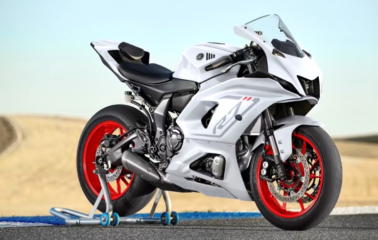 7. Yamaha YZF-R7 không phải là bản thay thế R6 hay phiên bản hồi sinh của mẫu R7 huyền thoại thập niên 90, mà là một mẫu xe hoàn toàn riêng biệt. Với tư thế lái thể thao, động cơ 689cc bền bỉ và giá dễ tiếp cận, R7 là lựa chọn lý tưởng để tập luyện trên đường đua mà vẫn tiết kiệm chi phí vận hành.