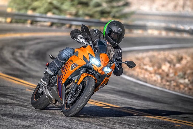 9. Kawasaki Ninja 650 lựa chọn đáng cân nhắc trong các dòng xe thể thao có độ bền cao của Kawasaki. Nếu bạn cần xe thể thao đường phố kiêm xe đi lại hàng ngày, mẫu 649cc này rất phù hợp, và nên chọn bản có ABS để an toàn hơn.