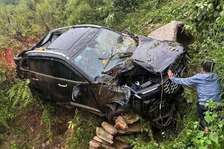 Chiếc SUV bị hư hỏng nặng phần đầu. Ảnh: Facebook