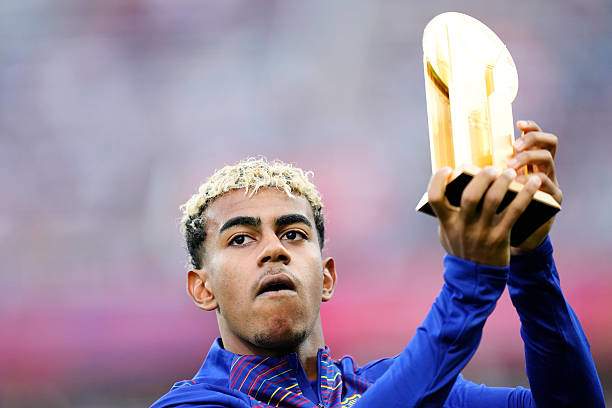 Yamal bên giải thưởng Kopa trong buổi lễ ngắn trước trận Barca - Sociedad