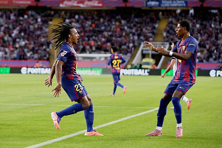 Rashford đá phạt góc để Kounde đánh đầu gỡ hòa 1-1