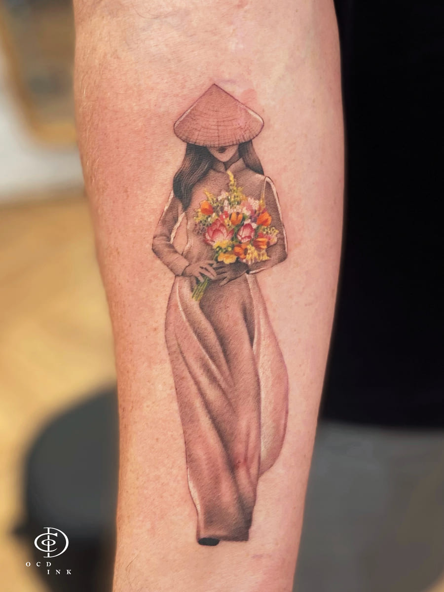 Tà áo dài Việt Nam được OCD Ink Studio thực hiện với phong cách Tả Thực