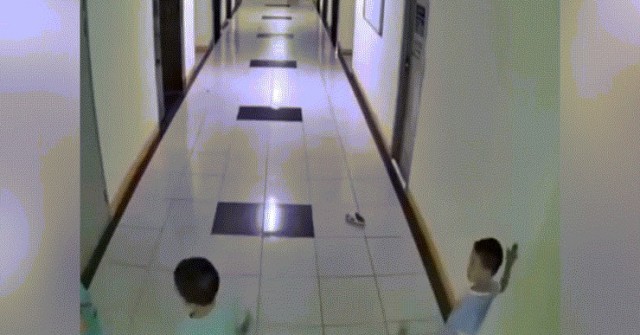 3 bé trai ném dép vô tình làm hỏng 2 thang máy ...