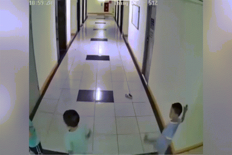 Vụ bé trai chơi ném dép dẫn tới hỏng 2 thang máy, có phải bồi thường tiền tỉ? - 1