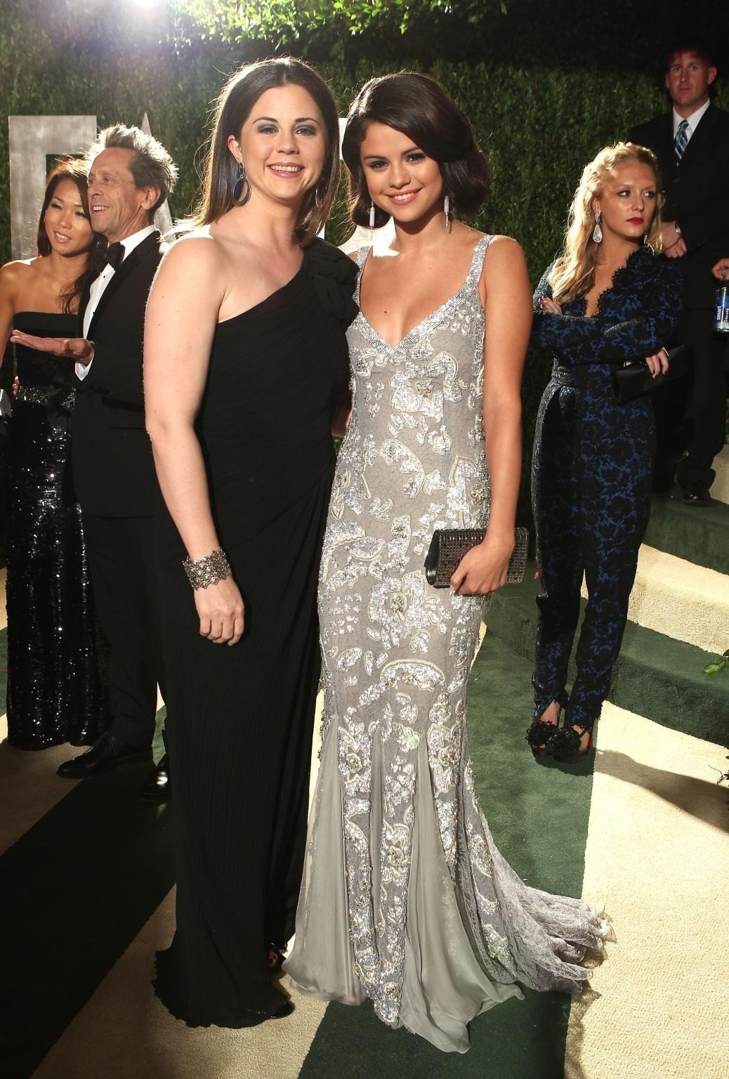 Mẹ suy sụp ở lễ cưới Selena Gomez - 1