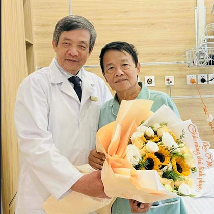 PGS.TS. TTUT. BS Hồ Thượng Dũng thay mặt Trung tâm tim mạch, Bệnh viện Vinmec Central Park tặng hoa chúc mừng nhà báo – nhà thơ Huỳnh Dũng Nhân.