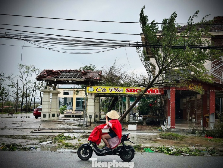 Một tháng hứng chịu 2 cơn bão, người Hà Tĩnh rơi cảnh &#39;màn trời chiếu đất&#39; - 2