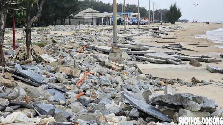 Đường ven bãi tắm ở Huế 'biến dạng' sau bão số 10 - 1