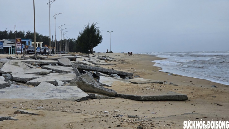 Đường ven bãi tắm ở Huế 'biến dạng' sau bão số 10 - 2