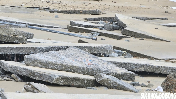 Đường ven bãi tắm ở Huế 'biến dạng' sau bão số 10 - 3