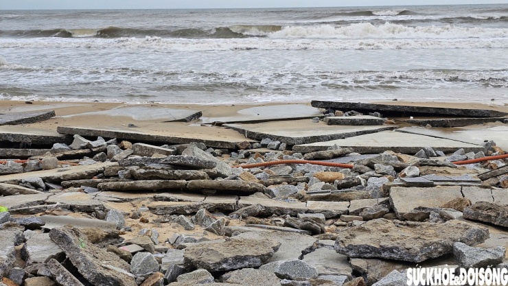 Đường ven bãi tắm ở Huế 'biến dạng' sau bão số 10 - 4