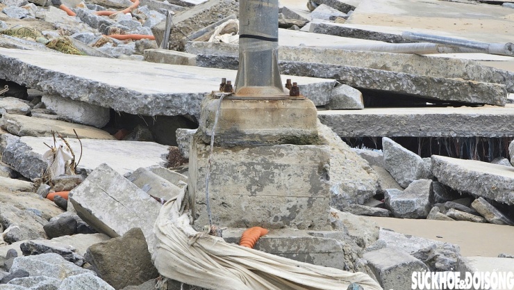 Đường ven bãi tắm ở Huế 'biến dạng' sau bão số 10 - 6