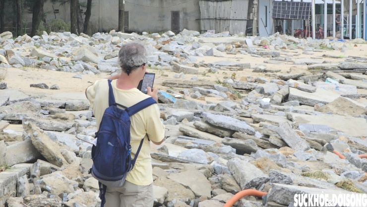 Đường ven bãi tắm ở Huế 'biến dạng' sau bão số 10 - 5