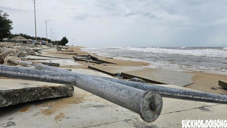 Đường ven bãi tắm ở Huế 'biến dạng' sau bão số 10 - 7