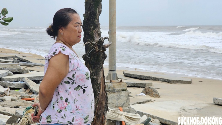 Đường ven bãi tắm ở Huế 'biến dạng' sau bão số 10 - 8