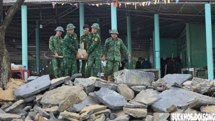 Đường ven bãi tắm ở Huế 'biến dạng' sau bão số 10 - 9