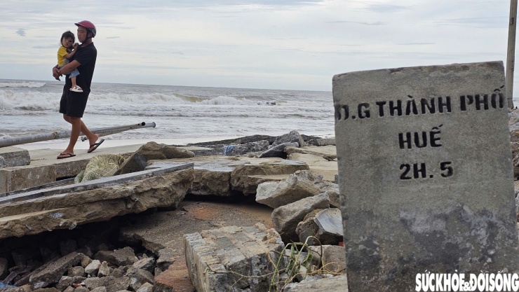 Đường ven bãi tắm ở Huế 'biến dạng' sau bão số 10 - 12