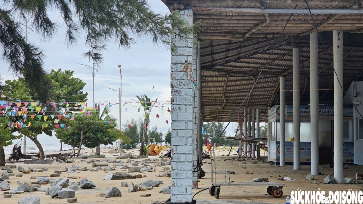 Đường ven bãi tắm ở Huế 'biến dạng' sau bão số 10 - 11