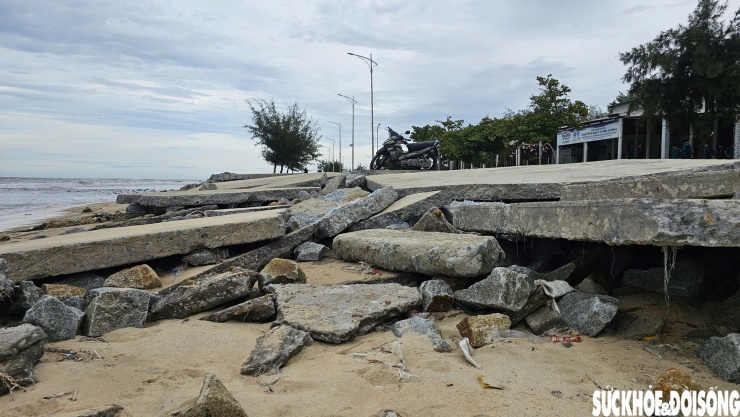 Video: Đường dạo ven bãi tắm ở Huế biến dạng sau bão số 10.