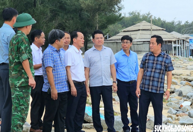 Đường ven bãi tắm ở Huế 'biến dạng' sau bão số 10 - 13