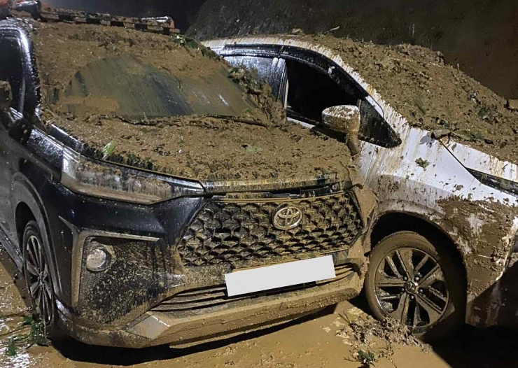 Sạt lở khiến nhiều xe ô tô bị hư hỏng. Ảnh: T.T