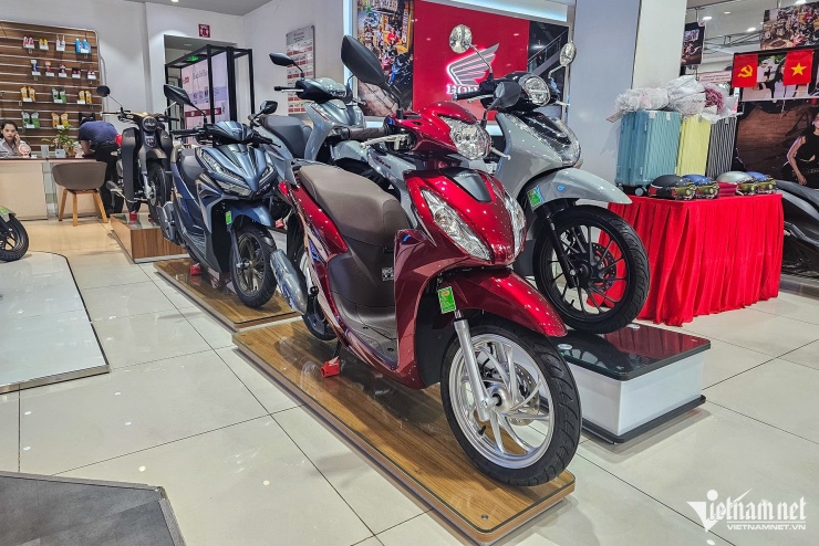 Sự cạnh trạnh mạnh mẽ từ các hãng xe máy điện đang phả hơi nóng lên các hãng xe máy xăng truyền thống. Ảnh: Ngô Minh