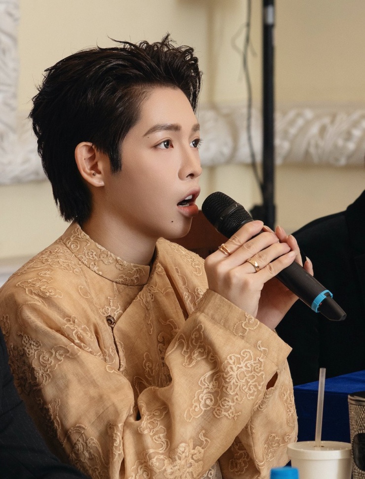 Ca sĩ Đức Phúc trong buổi gặp gỡ báo chí. 
