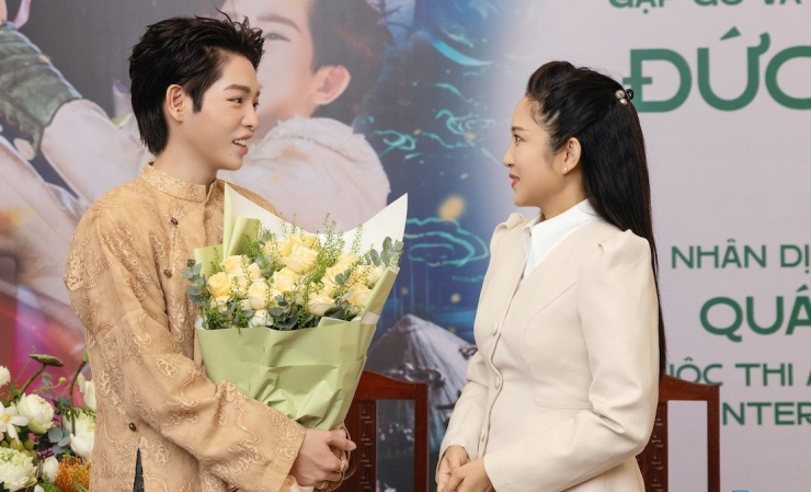 NSND Thanh Thuý - Phó Giám đốc Sở Văn hoá và Thể thao TPHCM tặng hoa cho ca sĩ Đức Phúc.