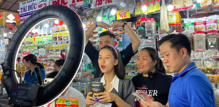 Người livestream bán hàng sẽ phải định danh và tuân thủ nhiều quy định. Ảnh minh họa.