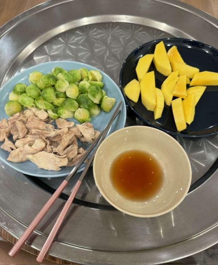 Những món chay của Việt Trinh khá đơn giản, có khi là mít sống luộc, có khi là xơ mít xào chấm nước tương, canh khoai môn, bầu xào, rau thập cẩm luộc, lẩu nấm chay...