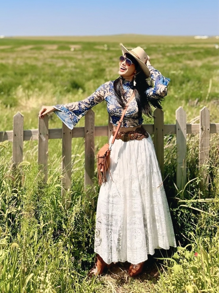 Gần đây, cô chuộng phong cách du mục, thường diện bốt cao bồi, túi tua rua, chân váy maxi, thắt lưng da to bản, váy áo đan móc. Cách phối hợp nhịp nhàng giữa đồ rộng và ôm giúp cô tạo nên những bộ cánh phóng khoáng, đẹp mắt.