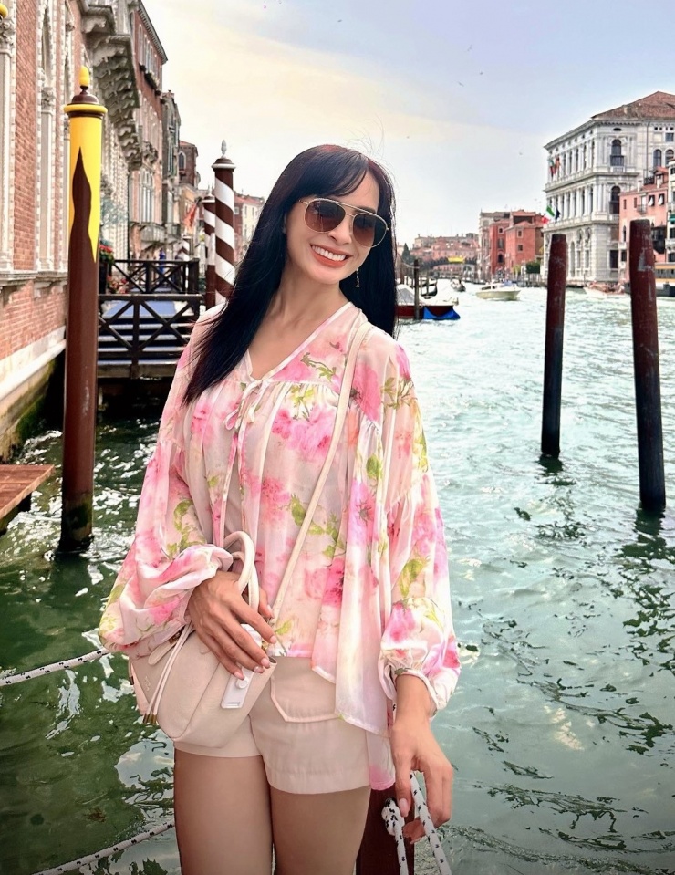 Thúy Hạnh cho biết thích mặc áo cánh dơi vì trông phong cách mà vẫn tạo được sự thoải mái.