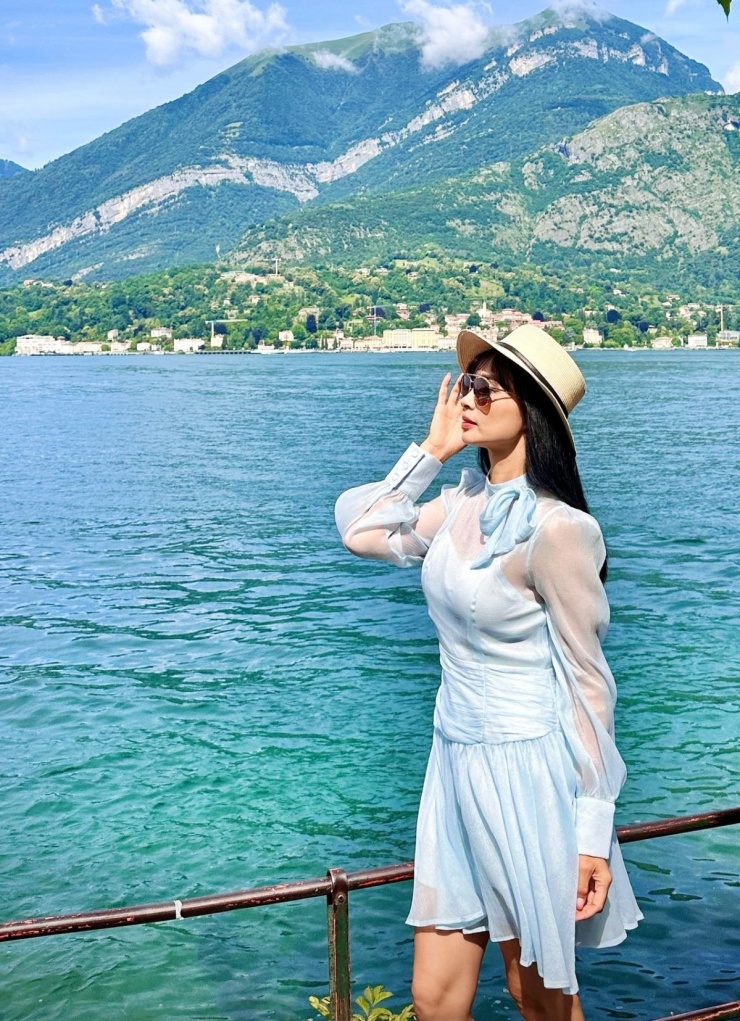 Ngoài vải sợi đan móc, len dệt kim, ren, cô còn thích chất liệu voan mềm.