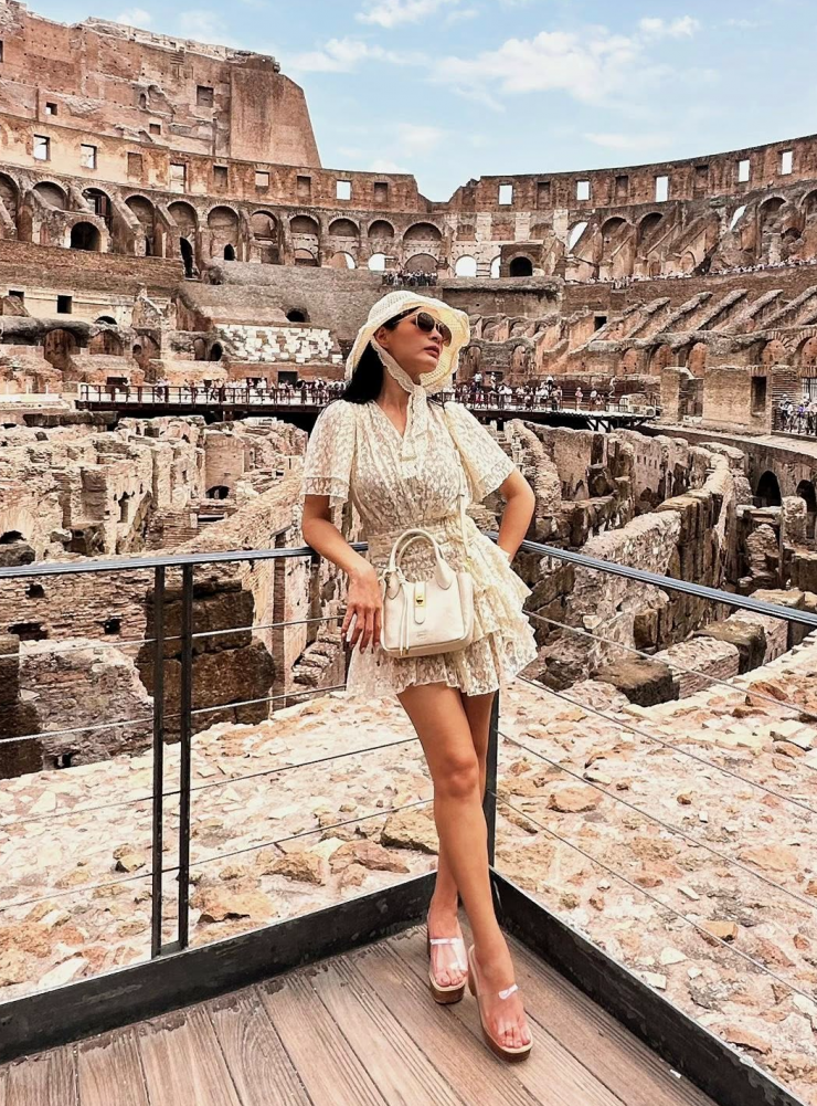 Trong một chuyến du lịch châu Âu, cô chọn váy ren ngắn và mũ tai bèo lưới giống cách mặc của giới trẻ. Nhiều người nhận xét cách mặc khiến cô trẻ hơn chục tuổi.