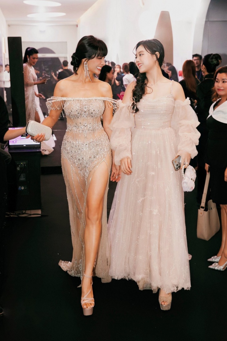 Khi đi sự kiện, Thúy Hạnh (trái) thường diện đầm xuyên thấu, trễ vai hay đuôi cá, tôn hình thể tối đa.
