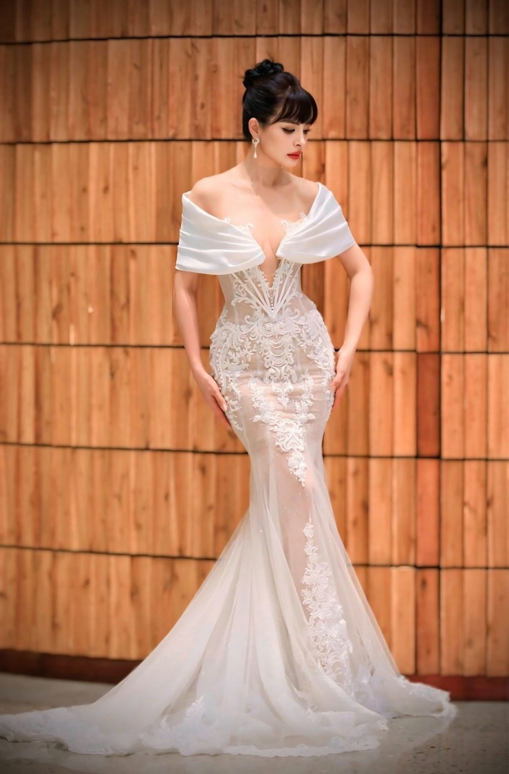 Bộ đầm đuôi cá dựng phom corset giúp Thúy Hạnh tạo tỷ lệ thân hình đồng hồ cát.