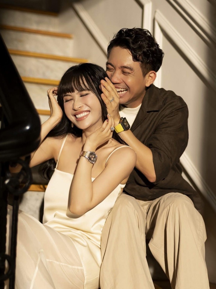 Mina Phạm thường đăng nhiều hình ảnh cho thấy cuộc sống nhung lụa với những chuyến du lịch đắt đỏ và tủ đồ tràn ngập sản phẩm từ các nhà mốt cao cấp. Bên cạnh loạt túi Hermes hàng chục tỷ đồng, người đẹp 35 tuổi còn được chồng đại gia tặng nhiều mẫu đồng hồ Richard Mille đáng giá cả gia tài.