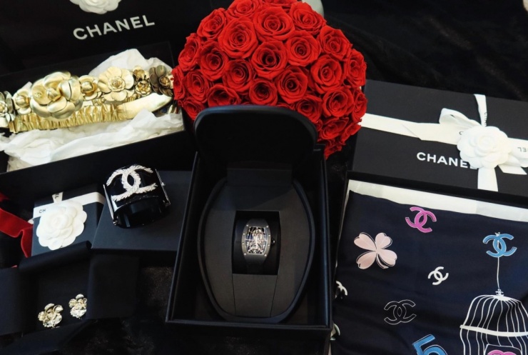 Mới đây, cô khoe loạt phụ kiện vừa sắm và chú thích: "Đồ chơi mới của tôi". Nổi bật giữa nhiều sản phẩm Chanel là chiếc đồng hồ RM 74-01 Automatic Winding Tourbillon, được rao bán trên các trang web uy tín với giá dao động 400.000 - 550.000 USD (10,5 tỷ - 14,5 tỷ đồng).